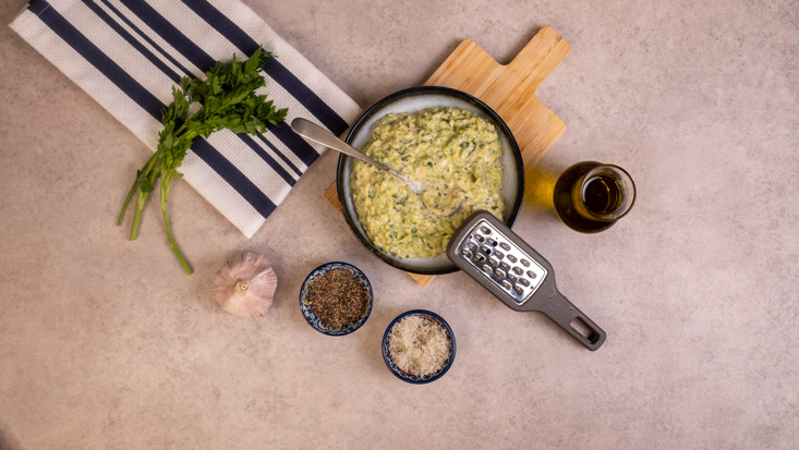 מעבירים לקערה ומוסיפים ביצים, קמח, גבינה מגורדת, שום, פטרוזיליה, מלח ופלפל ומערבבים עד שמתקבלת תערובת אחידה.