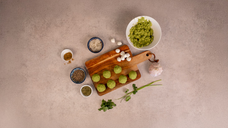 יוצרים כדורים קטנים מהתערובת ומשטחים מעט בכף היד.