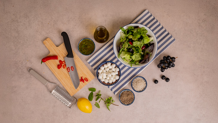 לערבב את כל חומרי הסלט, מלבד מוצרלה בייבי.