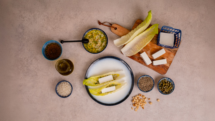 לכל עלה חסה לשים מעט רוטב בפנים העלה ומעל את הגבינה הבולגרית המעודנת.