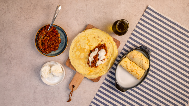 מניחים קרפ על משטח עבודה, מסדרים מהמלית, קורעים רצועות מהמוצרלה פרסקה ומניחים על הבלילה, סוגרים את הצדדים ומגלגלים לגליל, מסדרים בתבנית מתאימה, יוצקים מעט רוטב מלמעלה