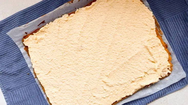 מעבירים את הבלילה למגש תנור מרופד נייר אפייה