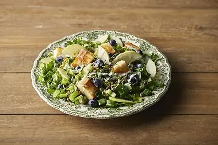 סלט פיצוחים עם גבינת חלומי.