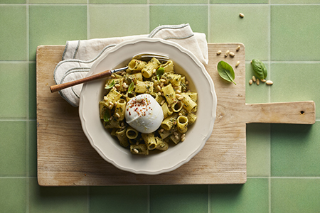 פסטה עם פסטו, צנוברים וכדור מוצרלה.