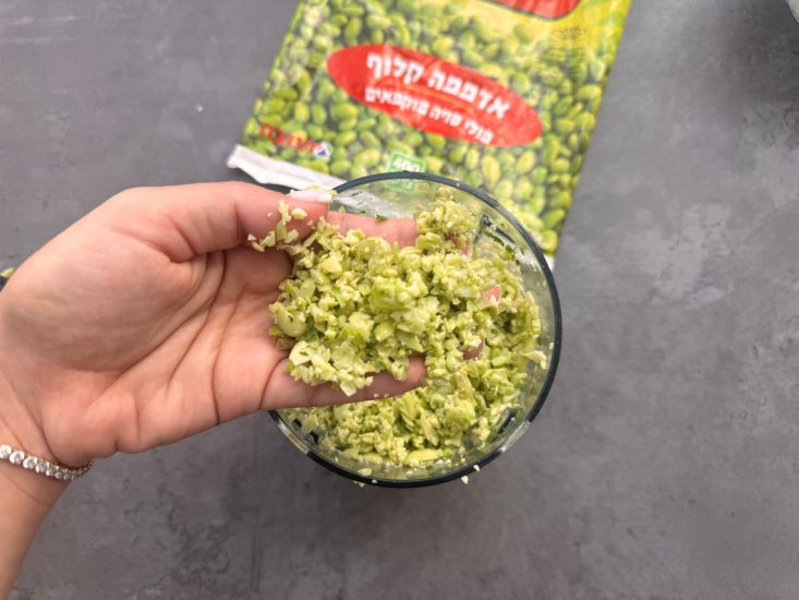 במעבד מזון טוחנים את הפולים היבשים בפולסים קצרים עד לקבלת מרקם גרגירי ולא חלק.