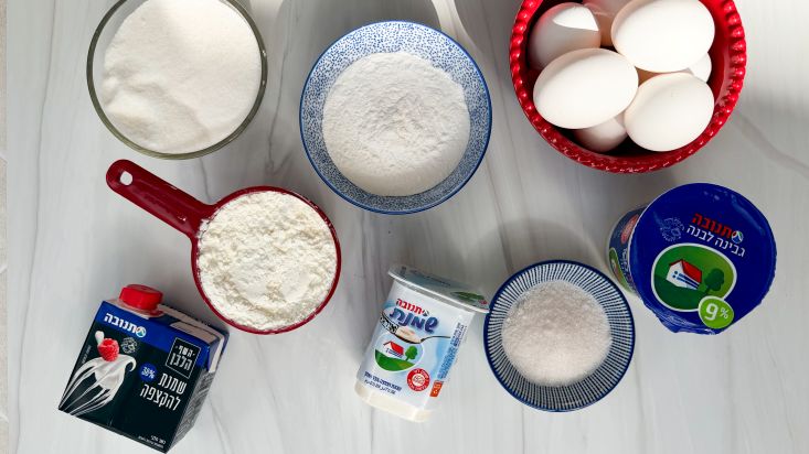 מצרכים: ביצים, סוכר, שמנת להקצפה, גבינה לבנה, שמנת חמוצה וקמח.