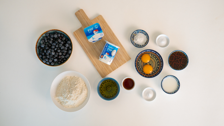 מצרכים למאפינס אוכמניות ויוגורט.