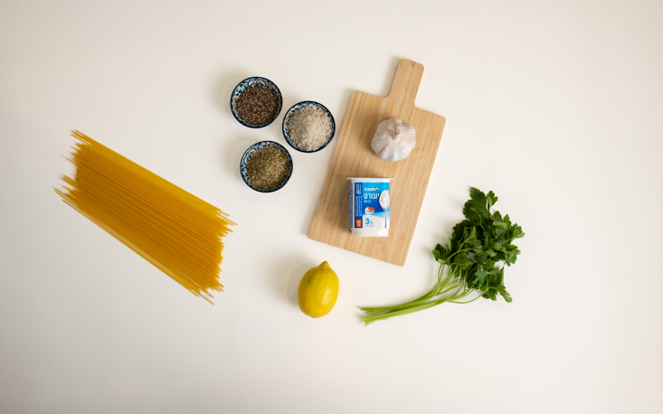 מרכיבים לספגטי ברוטב יוגורט.