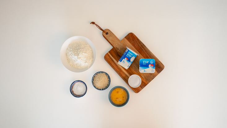 מצרכים: אבקת אפייה, מלח, יוגורט תנובה, ביצה מים, שומשום.