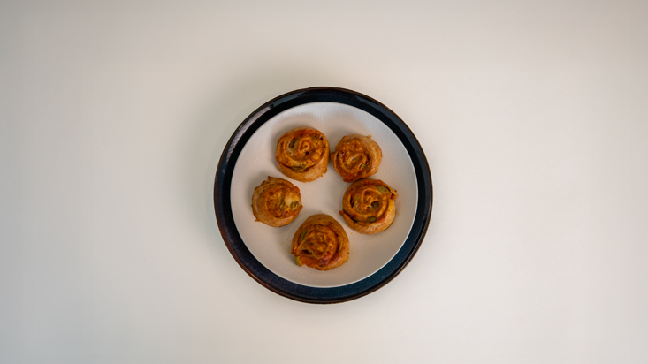 שבלולי פיצה יוגורט בצלחת.