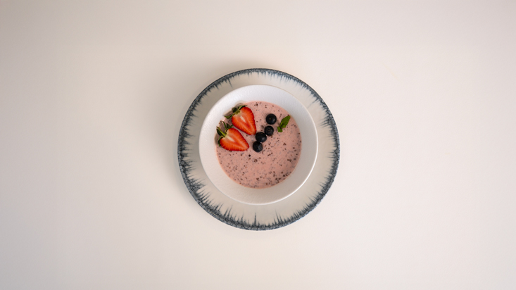 יוגורט צ׳יה עם תותים ואומניות למעלה.