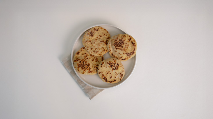 פיתות יוגורט בצלחת.