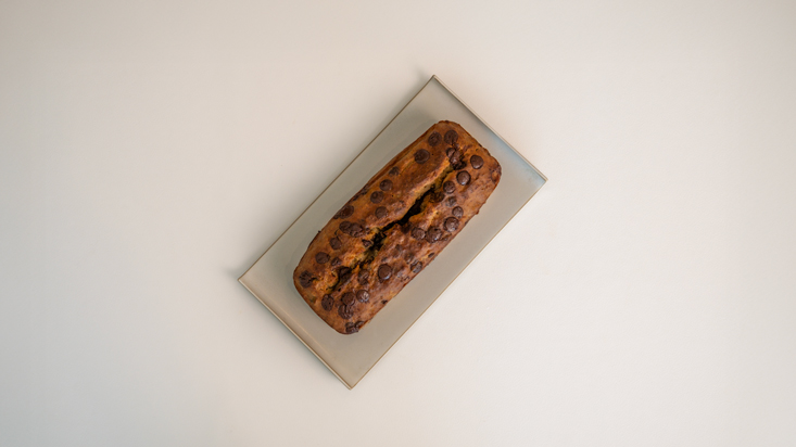 עוגת בננה עם יוגורט ושוקולד צ׳יפס.