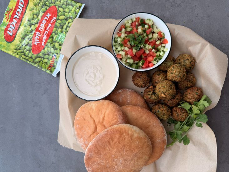 פלאפל מאדממה, לצד פיתות, סלט ירקות, חצילים קלויים, טחינה וחריף.