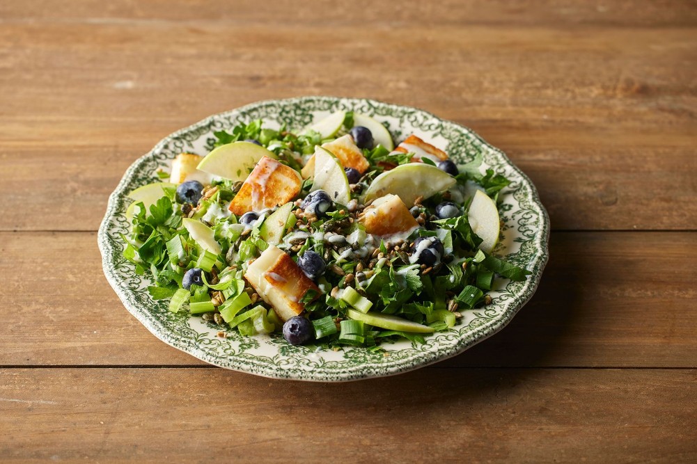 סלט פיצוחים עם גבינת חלומי