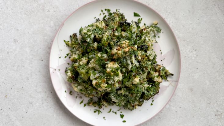 סלט כרובית וברוקולי צלויים ברוטב שום שמיר.