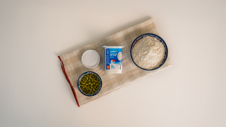 רכיבים: קמח, יוגורט תנובה, מלח ושמן זית.