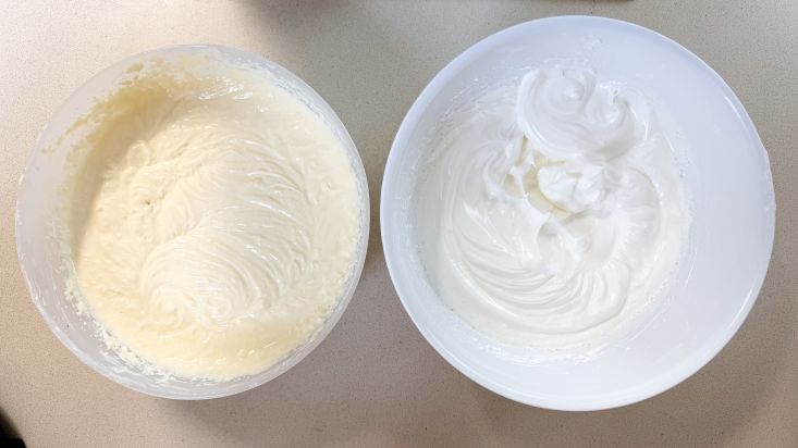 נוסיף את הסוכר וניל, קורנפלור, אינסטנט פודינג נערבב במעט עד שאין יבשים בחלק העליון ואז נקציף במהירות איטית על שאין גושים.