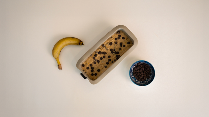 יוצקים את הבלילה לתבנית ומפזרים שוקולד צ'יפס.