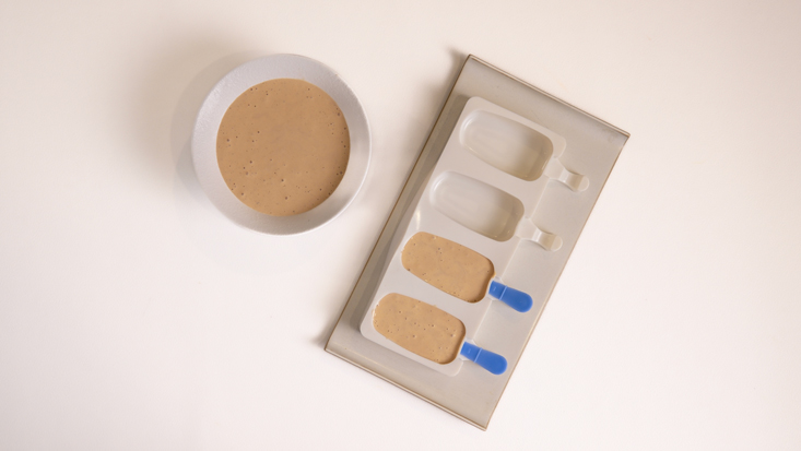 יוצקים את התערובת לתבניות של מגנום.