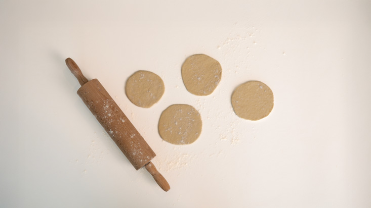 מרדדים כל כדור לצורת עיגול שטוח בעובי דק יחסית.