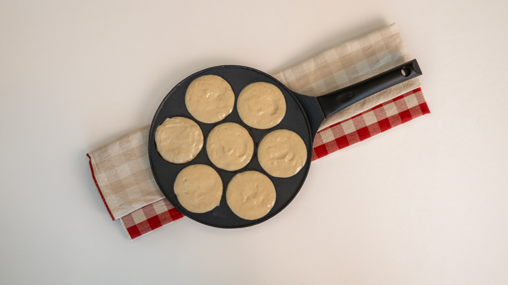 יוצקים מהבלילה לשמן החם ומטגנים