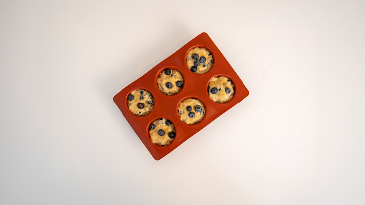 מחלקים את הבלילה באופן שווה בין שקעי המאפינס.