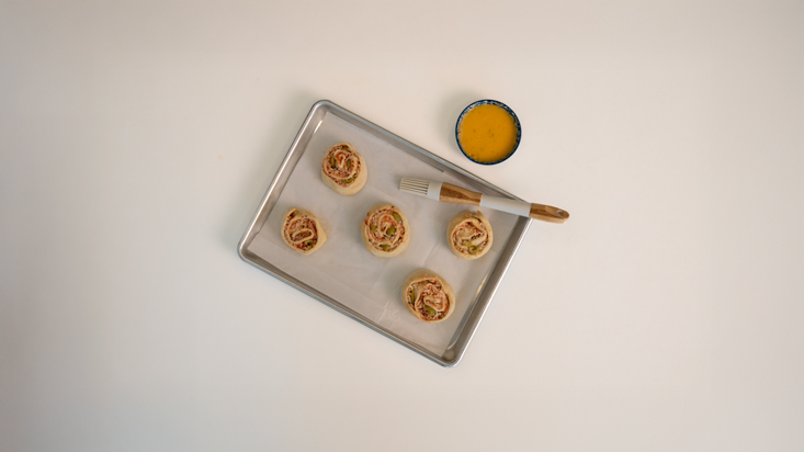 על תבנית אפייה מניחים את השבלולים.