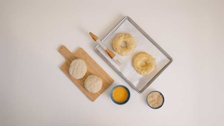 מחלקים את הבצק ל-4 חלקים שווים ומורחים בביצה.