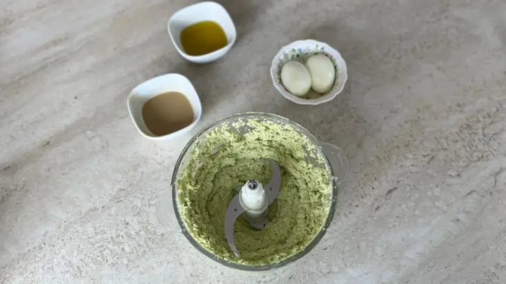 מעבדים בפולסים במעבד מזון עד לקבלת תערובת אחידה.