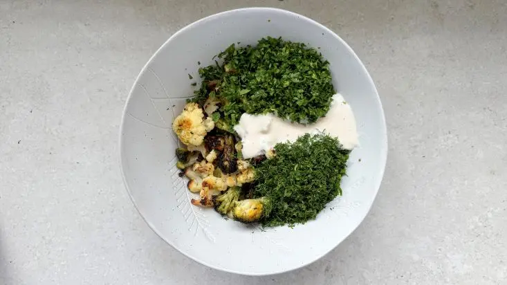 לאחר צינון לטמפ׳ החדר שופכים את הרוטב מעל, מפזרים את הירק הקצוץ ומערבבים היטב.