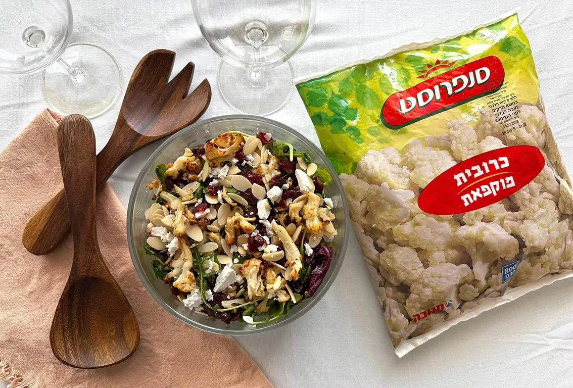 סלט ירוקים עם כרובית אפויה, בולגרית ושקדים ברוטב מתקתק