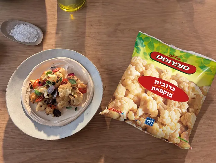כרובית מוקפצת על מצע של טחינה