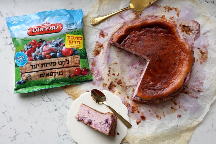 עוגה באסקית עם פירות יער.