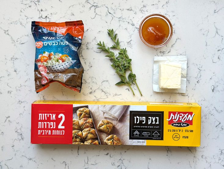 מרכיבים: קופסת גבינת פטה כבשים 20% פיראוס, 1 חבילת בצק פילו מעדנות, חמאה, אורגנו יבש ואורגנו טרי, דבש