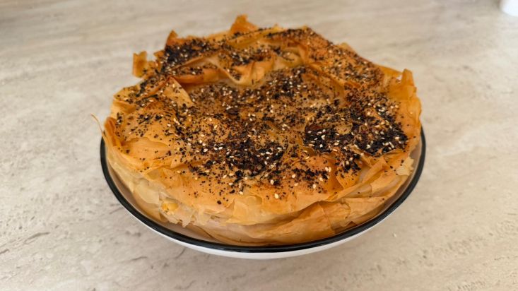 מאפה יווני במילוי גבינות ועלי פילו