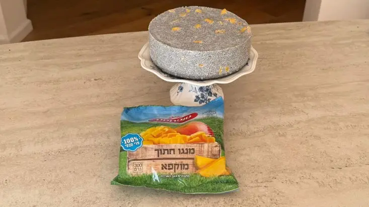 עוגת צ׳יה עם קוביות מנגו מרעננת לקיץ