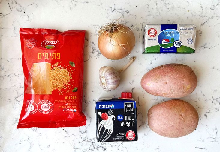 מרכיבים: חמאה, 2 תפוחי אדמה, בצל, שום, שמנת להקצפה ופתיתי עמק.