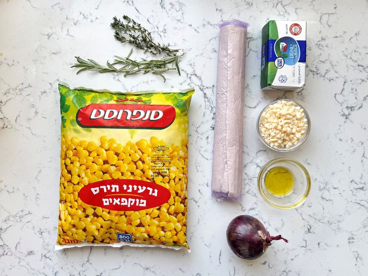מרכיבים: גרגרי תירס של סנפרוסט, בצל סגול, בצק, עלי טימין ורוזמרין, חמאה, שמן וגבינת עמק מפוררת.