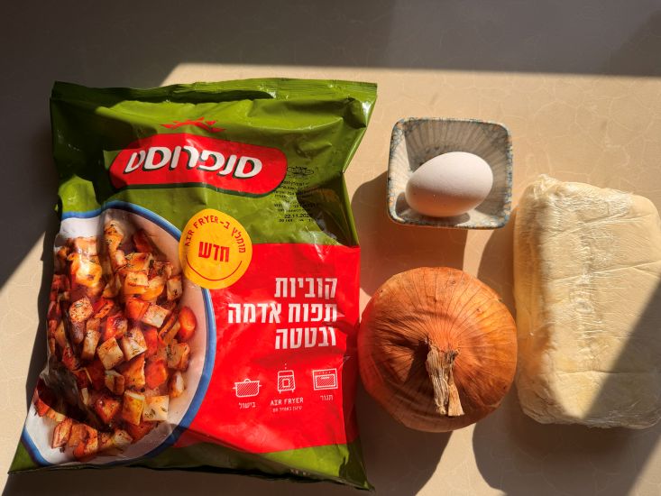 קוביות תפוח אדמה ובטטה, בצל, ביצה ובצק.