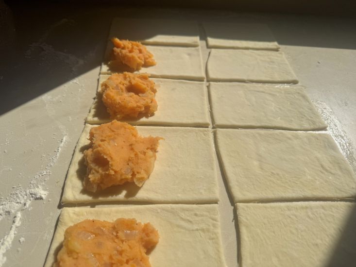 נניח בכל מלבן בצק מרודד בצד הימני כף מהמלית