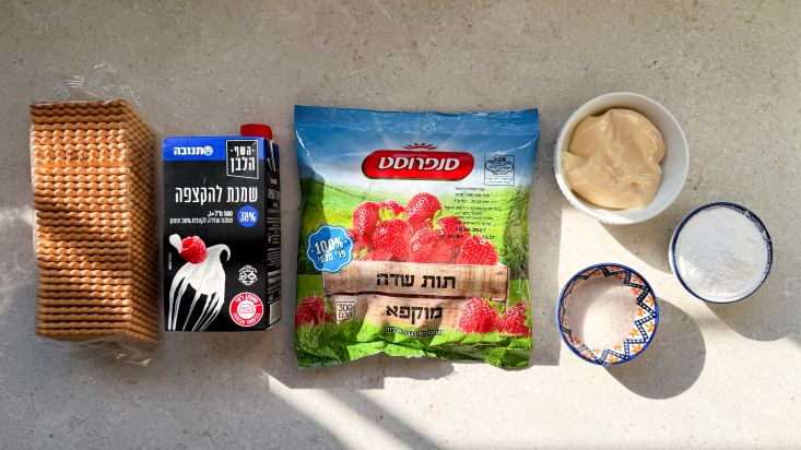 מצרכים: תות דשה מוקפא, שמנת להקצפה, סוכר וניל, ביסקוויטים, פודינג וניל וחלב מרוכז.