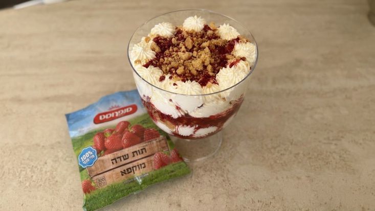 קרמבל תותים וקצפת