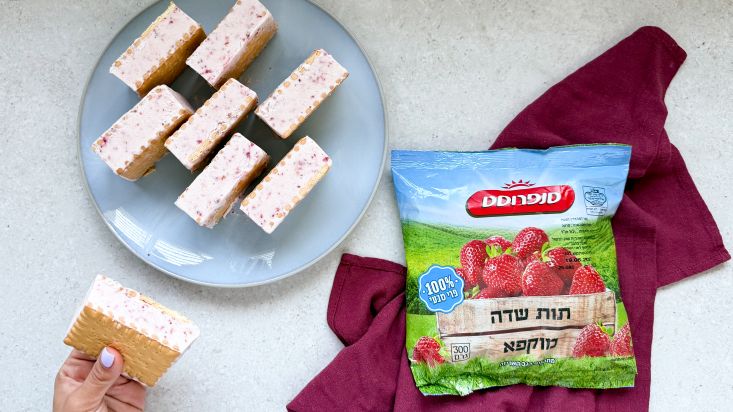 קסטה תות, עם תותים קפואים של סנפרוסט.