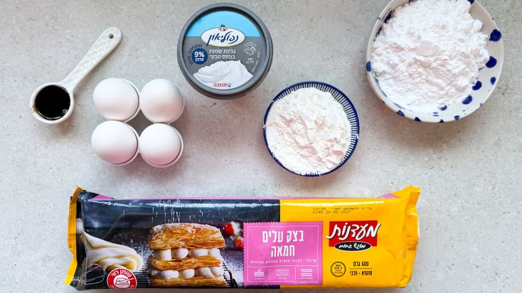 רכיבים: קמח, בצק עלים חמאה, ביצים, תמצית וניל, נפוליאון 9% ואבקת סוכר.