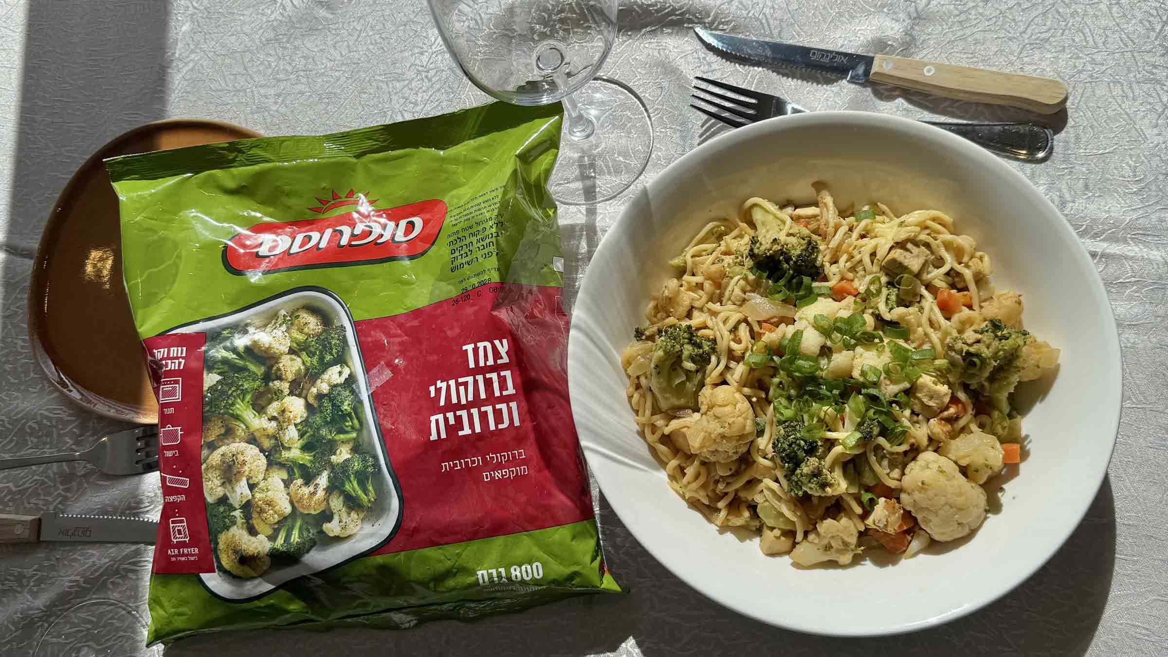 נודלס טופו וירקות ברוטב בוטנים
