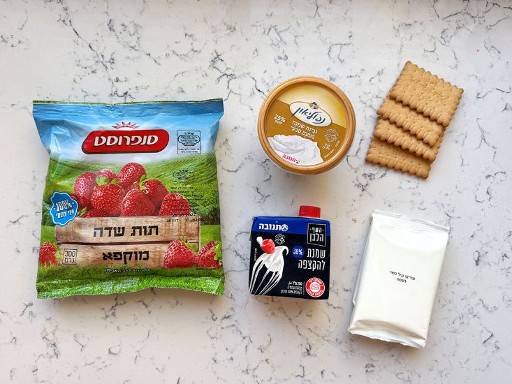 חבילת תותים של סנפרוסט, ביסקוויטים, פודינג וניל, שמנת להקצפה וגבינת שמנת.