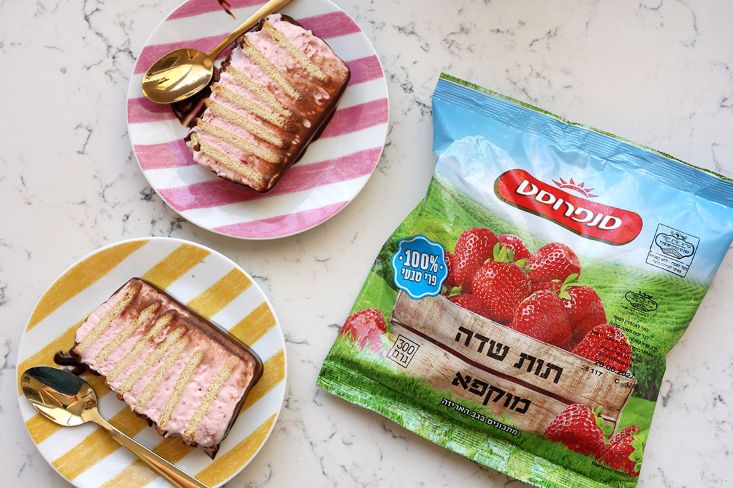 2 פרוסות של עוגת ביסקוויטים תות שמנת, עם תותים של סנפרוסט.