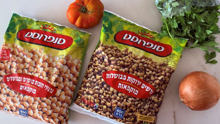 מצרכים: בצל, עגבניה, צרור עלי כוסברה, שקית עדשים ירוקות מבושלות סנפרוסט ושקית גרגירי חומוס מבושלים סנפרוסט.