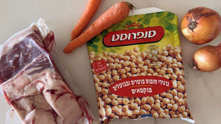 מצרכים: בשר מופשר, גרגרי חומוס, גזרים ובצלים.